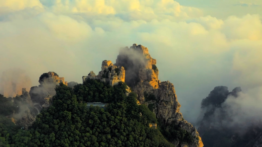 《秀绝人间白石山》