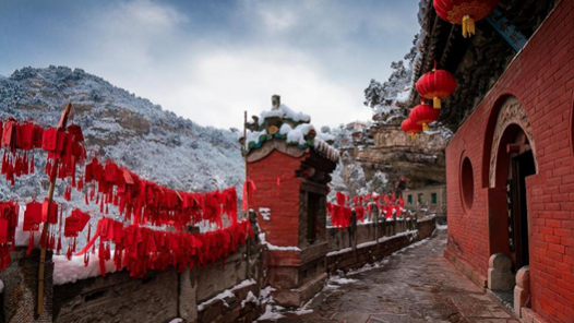 《皑皑白雪苍岩妆》