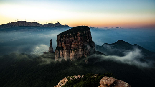 《云海之上，青山苍翠》