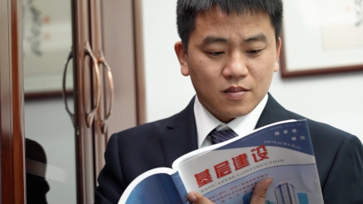 《铸就闪光青春》