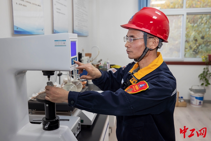 11月27日，中铝矿业有限公司生产管控中心配料工序班长王永伟正在对落石硬度进行测试。王威 摄