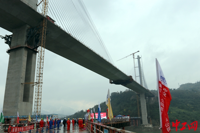 11月30日，渝武高速公路复线草街嘉陵江特大桥提前实现合龙。  兰鹏摄