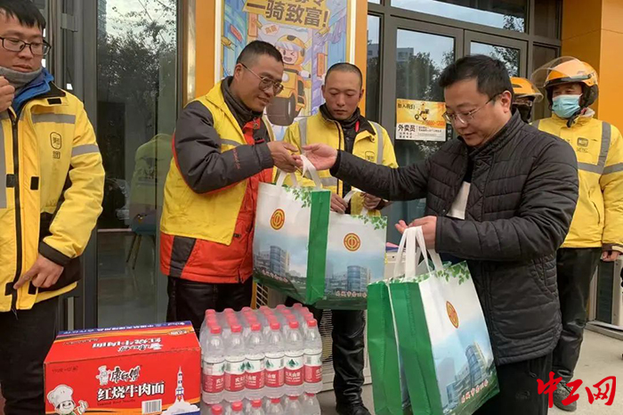 日前，禹城市总工会开展了慰问外卖小哥活动。图为慰问现场。禹城市总工会供图