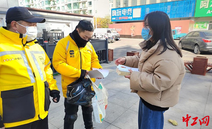 日前，淄博市总工会开展了新就业形态劳动者法律服务活动。图为活动现场。淄博市总工会供图