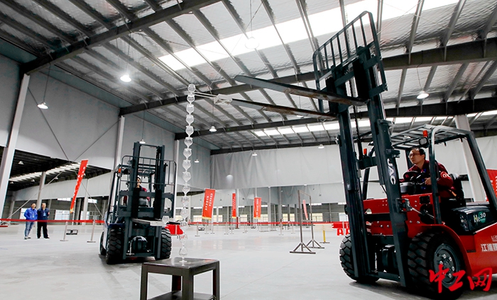 11月30日，2023年合肥市叉车技能竞赛在长丰县合肥赛福泰斯特玻璃科技有限公司举办。谢鹏程 摄