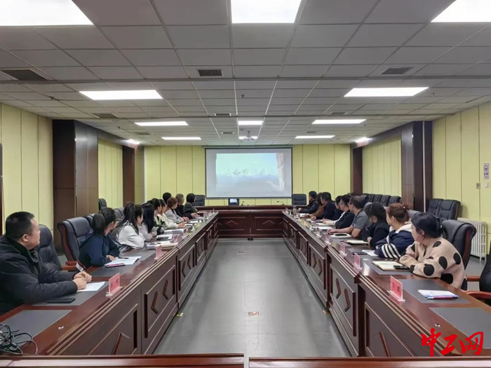 11月29日，兴安盟工会开展“安全生产十五条硬措施”专题学习活动。图为学习现场。 兴安盟工会供图