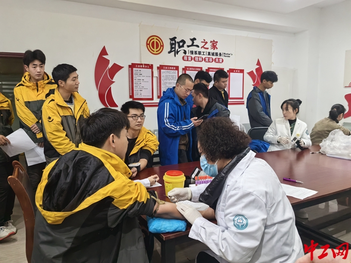 近日，重庆市璧山区总工会开展快递人员免费健康体检及健康咨询活动。璧山区总工会供图