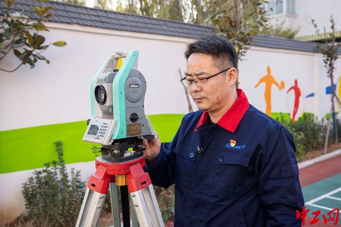 鹤壁煤电股份有限公司第八煤矿矿山测量工高级技师刘青在查看测量仪。（王威 摄）