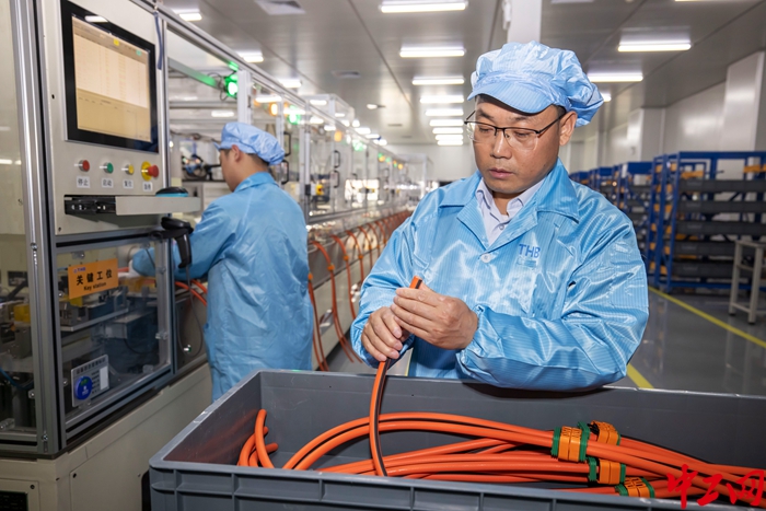 鹤壁天海环球电器有限公司工程师、二级技师马良在无菌车间查看机器配件情况。（王威 摄）