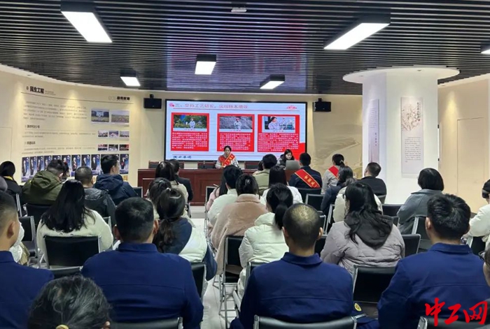 11月30日 职工干部正在认真聆听劳模宣讲。（淅川县 总工会供图）