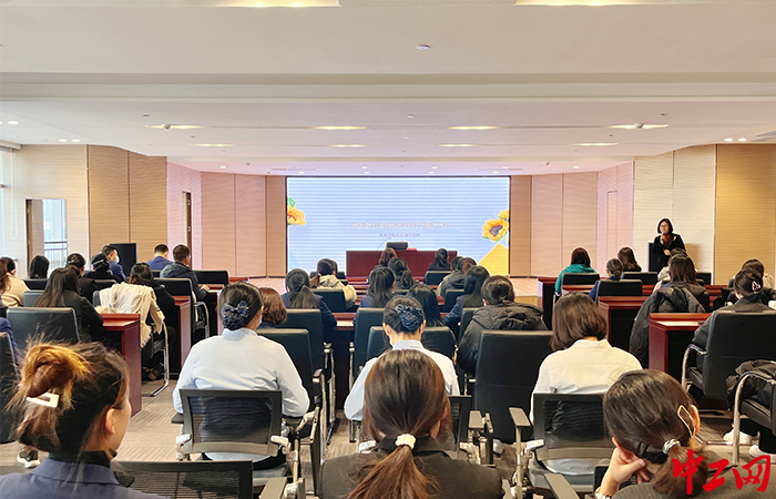 近日，山东省青岛市崂山区总工会联合崂山区医保局工会在崂山区政务审批大厅举办“调动心理资源 做好沟通工作”公益课堂。崂山区总工会供图