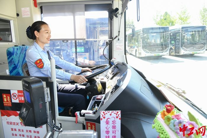 河南工会十六大代表、郑州市公共交通集团有限公司驾驶员虎萍在工作岗位上。（受访者供图）