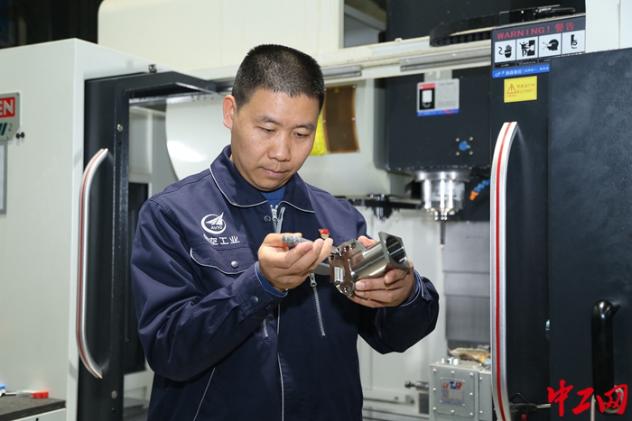 河南工会十六大代表、全国劳动模范、航空工业郑州飞机装备有限责任公司的加工中心操作工牛雪平正在操作设备。（受访者供图）
