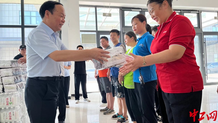 河南工会十六大代表、鹤壁市总工会党组书记、常务副主席宋拥军向职工代表发放慰问品。（受访者供图）