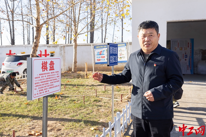 封丘黄河河务局河道修防工高级技师齐爱民介绍防汛技能实操。（王威 摄）