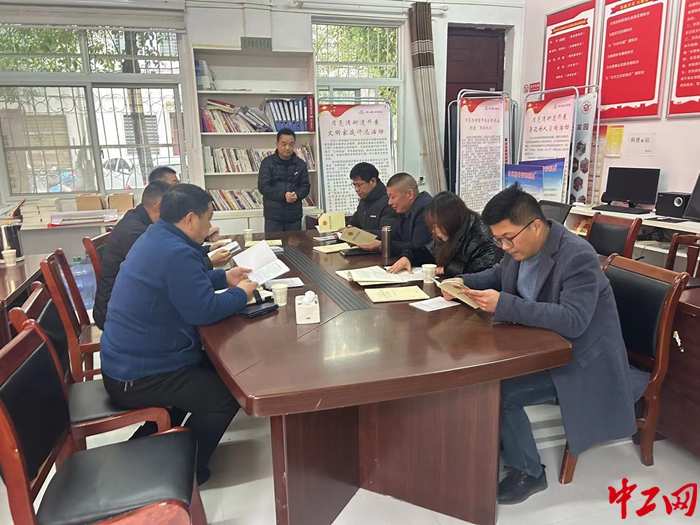 11月30日，新蔡县总工会开展“双报到”志愿服务活动。（新蔡县总工会 供图）