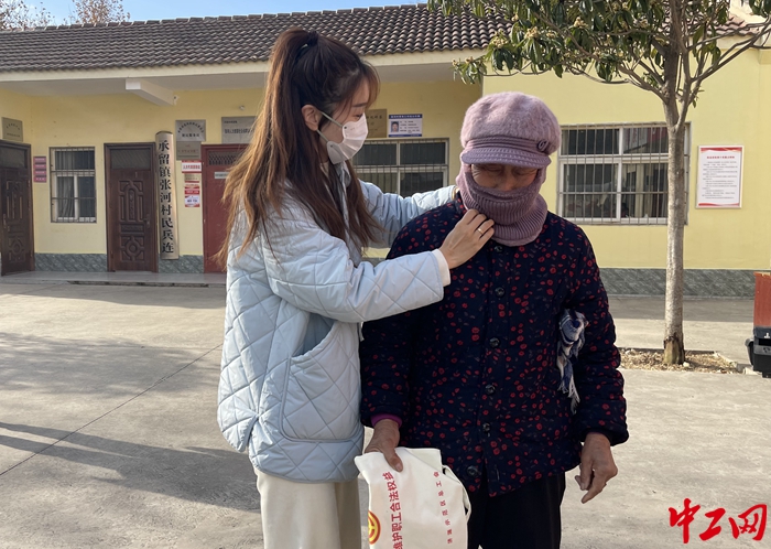 活动中，志愿者们为每位老人准备了新帽子，为大家送去冬日里的温暖。（济源示范区总工会 供图）