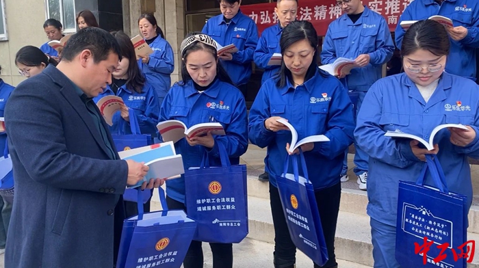 12月4日，律师志愿者们正在为职工讲解法律知识 南阳市总工会供图