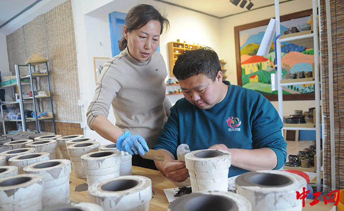 图为淄川区一家企业的残疾职工在进行手工制作。淄川区委宣传部供图