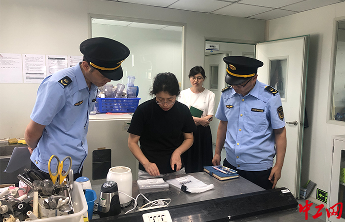 近日，山东省青岛市崂山区市场监管局在开展检验检测领域专项执法工作。崂山区市场监管局供图