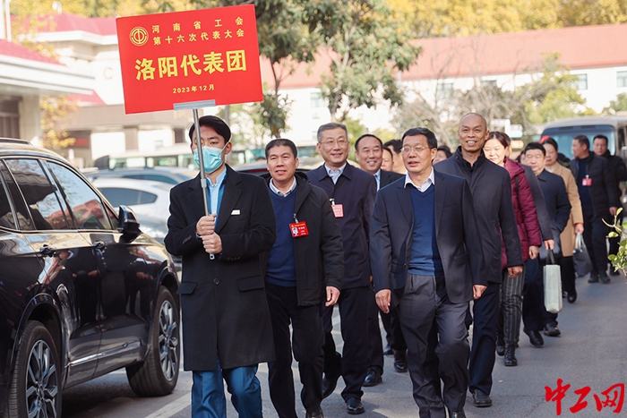 1.12月6日，洛阳代表团抵达驻地。（王威 摄）