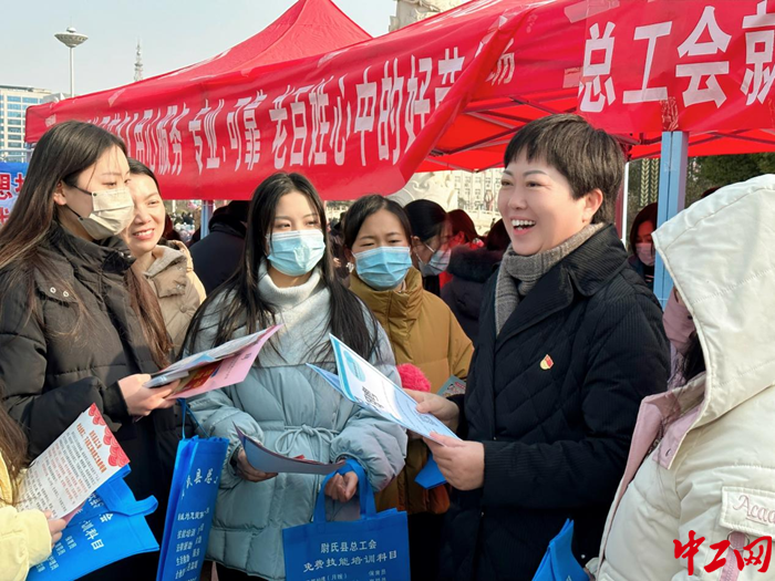 河南省工会十六大代表，开封市尉氏县总工会党组书记、主席吴琳飞在工会招聘会上。（受访者供图）