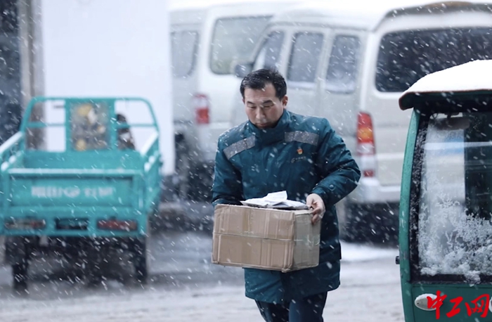 河南省工会十六大代表、中国邮政集团公司商丘市分公司邮政投递员乔金涛在工作途中。（受访者供图）