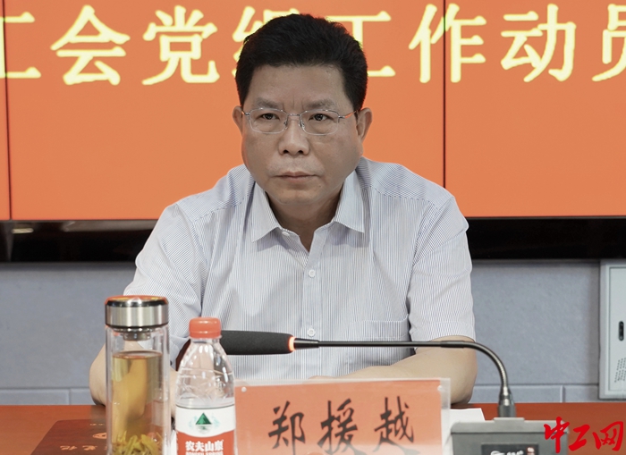 河南工会十六大代表，新乡市人大常委会副主任、市总工会主席郑援越。（受访者供图）