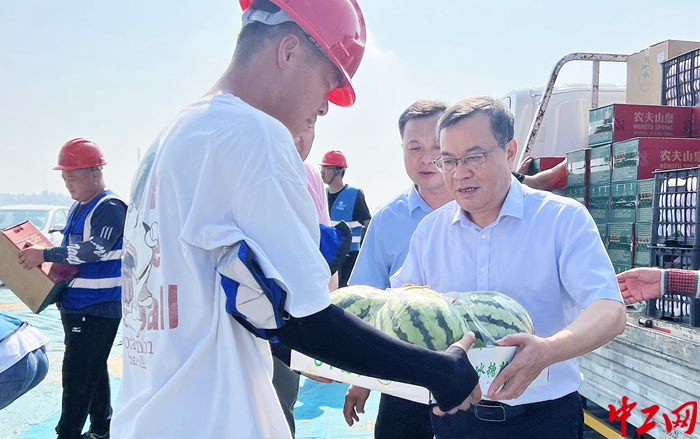 河南省工会十六大代表,洛阳市总工会党组书记、常务副主席李强向一线工人发放慰问品。(受访者供图) 河南省工会十六大代表,洛阳市总工会党组书记、常务副主席李强向一线工人发放慰问品。(受访者供图)
