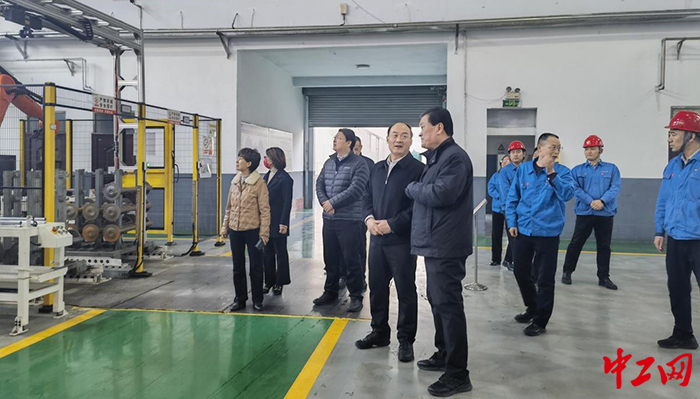 日前，淄博市总工会到基层企业，对重点产业链劳模工匠人才创新创效情况进行调研。图为调研现场。淄博市总工会供图