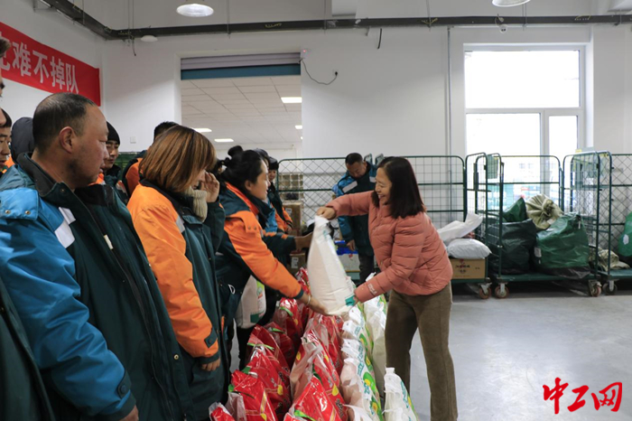 12月5日，巴林右旗总工会开展新就业形态劳动者送温暖慰问活动。图为慰问活动现场。 巴林右旗总工会供图