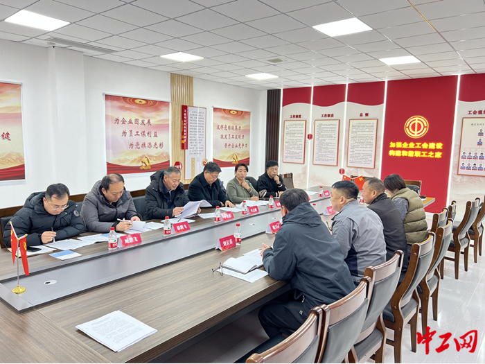 12月4日至5日，内蒙古自治区总工会督查组对通辽市推进产业工人队伍建设改革工作情况进行督查。图为汇报后现场。 刘志新 摄