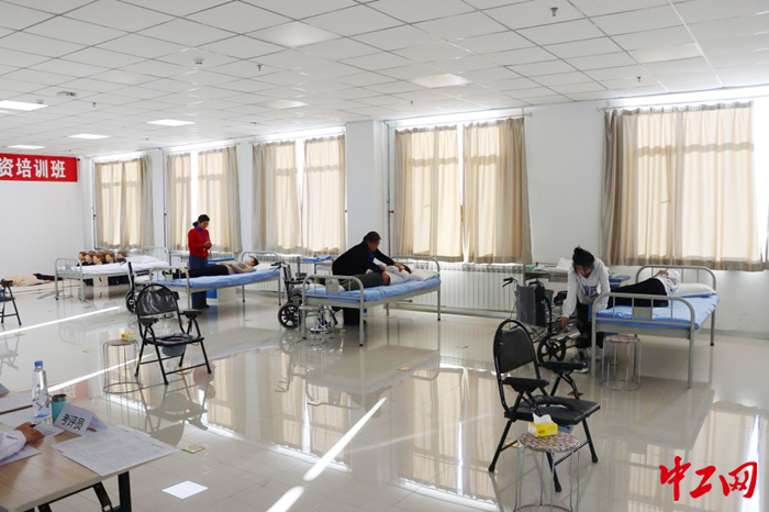 近日，通辽市总工会联合通辽职业学院开展了养老护理员和快递员就业技能素质提升培训班。图为培训学习现场。通辽职业学院供图