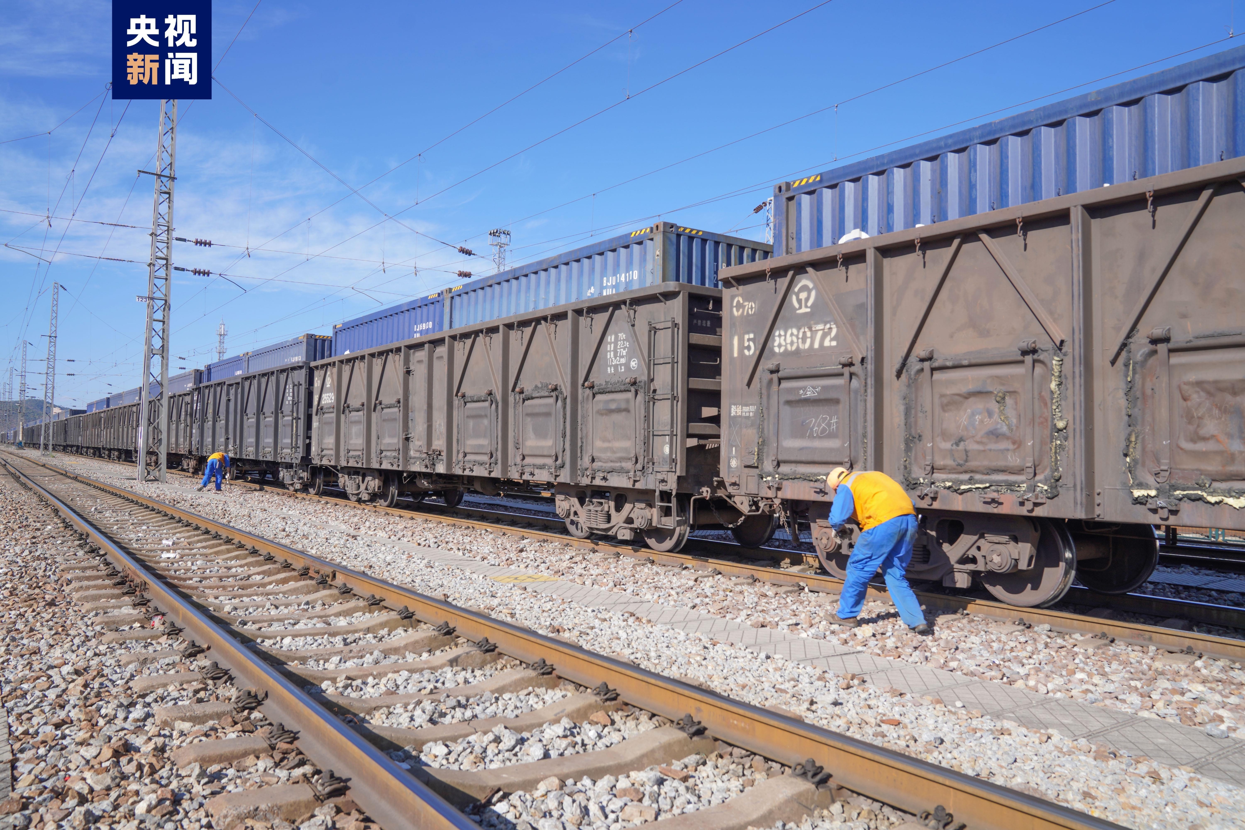 每日开行货物列车2列丽香铁路运输货物突破8000吨