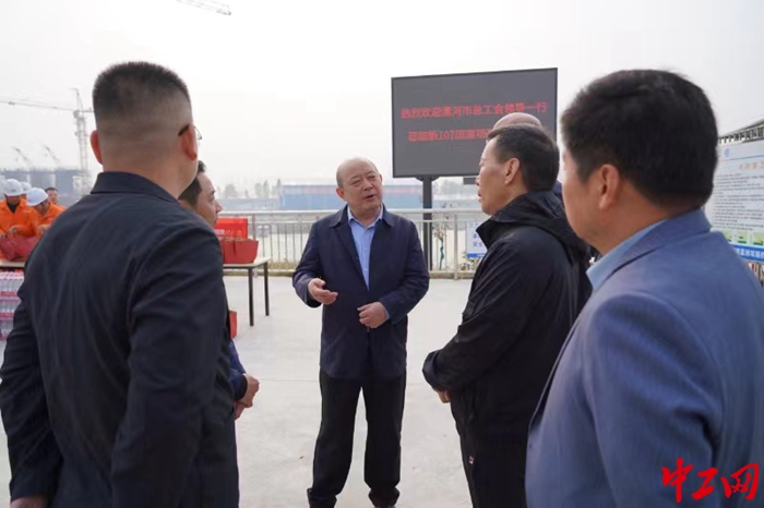 河南省工会十六大代表，漯河市总工会党组书记、常务副主席曹鹏一行进行走访慰问。（受访者供图）