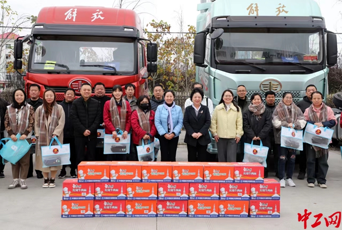 河南省工会十六大代表，焦作市总工会党组成员、副主席金丽艳慰问一线职工。（受访者供图）