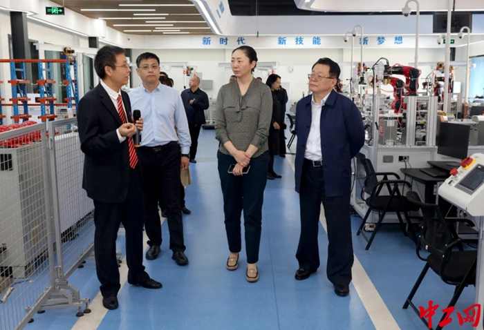 河南省工会十六大代表、郑州市总工会党组书记、常务副主席王玉红一行在企业考察。（受访者供图）