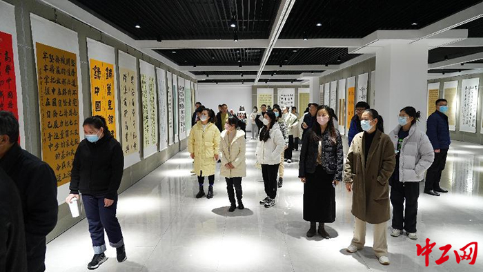 日前，临沂市总工会举办了山东省职工优秀书法作品巡展。图为展出现场。临沂市总工会供图