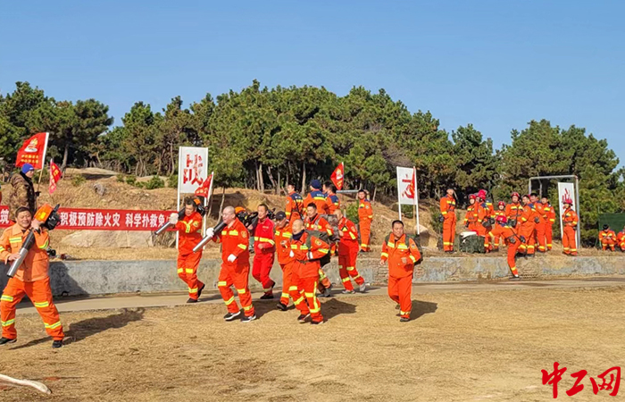 12月6日，由山东省青岛市崂山区总工会、崂山区森林防灭火指挥部办公室联合主办的2023年崂山区森林防灭火技能竞赛在崂山区王哥庄街道会场社区小蓬莱山举行。崂山区总工会供图