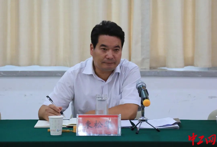 河南省工会十六大代表，周口市总工会党组书记、常务副主席束松华。（受访者供图）