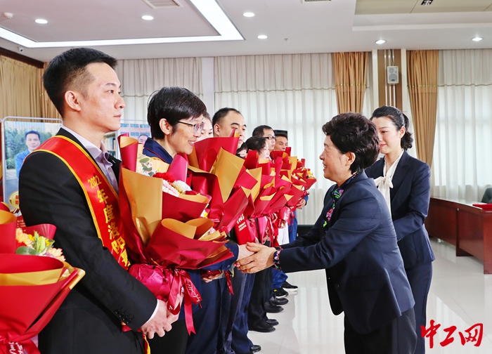 河南省工会十六大代表，洛阳市人大常委会党组副书记、副主任，洛阳市总工会主席安颖芳。（洛阳市总工会供图）