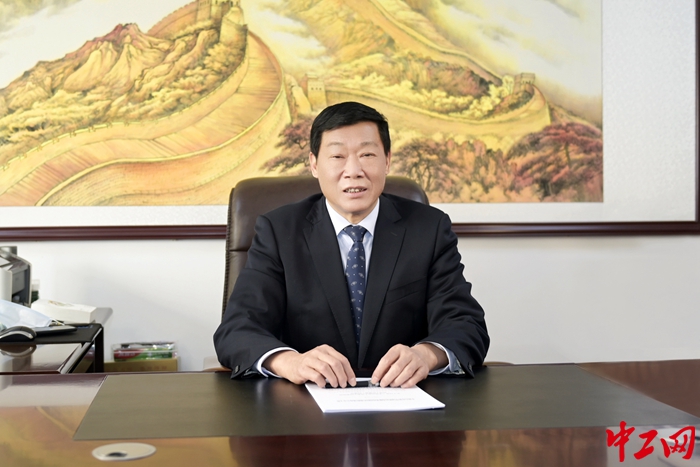 河南省工会十六大代表、中国平煤神马控股集团有限公司党委副书记、工会主席张金常。（受访者供图）