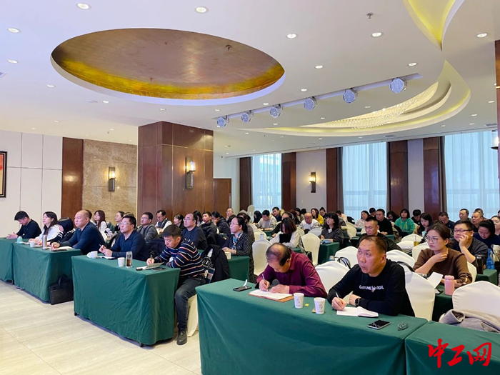 12月8日，呼和浩特市总工会举办全市工会劳动保护业务培训班。图为培训学习现场。 王丽 摄
