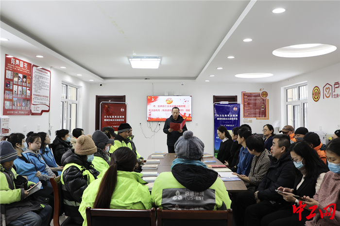 12月8日，呼伦贝尔市区两级工会在户外劳动者服务站点开展送温暖慰问活动。图为慰问活动现场。 金杰 摄