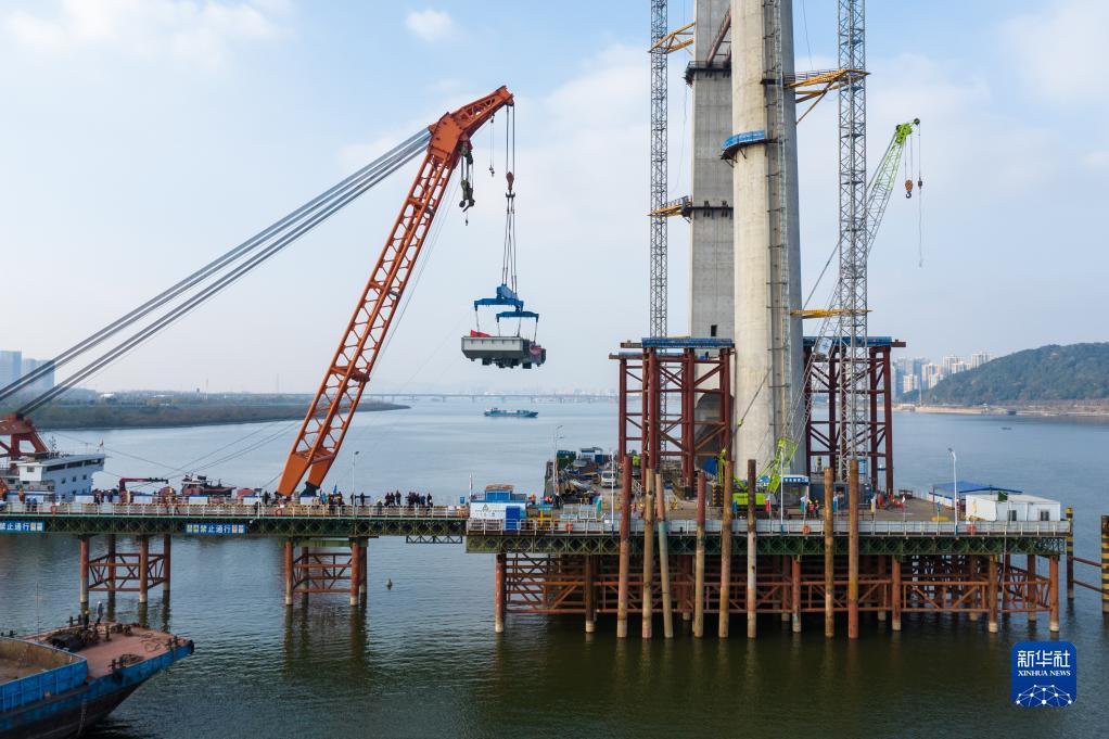 长沙兴联路大通道项目双塔斜拉桥首段主梁架设完成