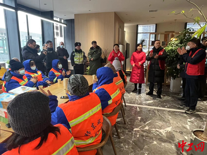 近日，郑州市龙子湖街道知启街社区爱心驿站为环卫工人送上冬日暖心大礼包。 郑州郑东新区工会 供图