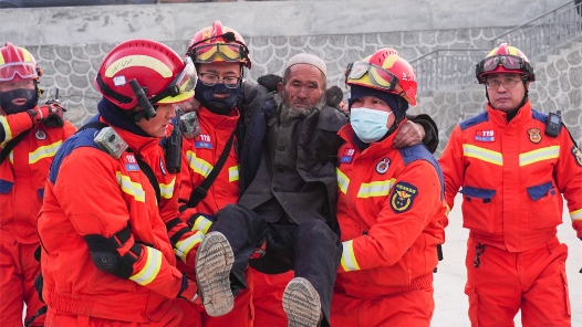 寒夜里的温暖守护——积石山6.2级地震首日抢险救灾直击