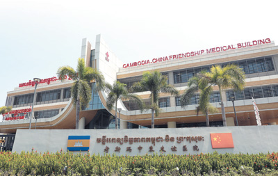 积石山县李家村小学：地震后老师在学校空地上生火度过一夜