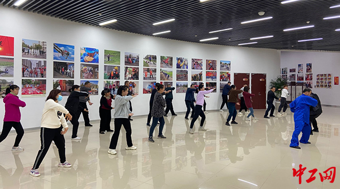 图为日前，在邹城市一座工人文化宫里，职工正在健身锻炼。邹城市总工会供图