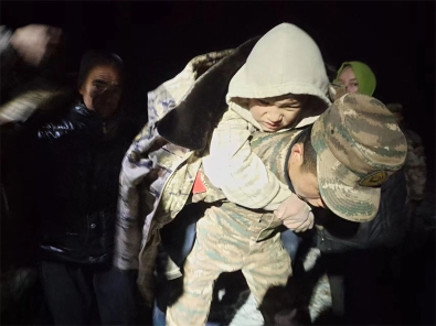 积石山6.2级地震｜闻令而动 勇挑重担——解放军和武警部队坚决贯彻落实习近平主席重要指示全力投入抗震救灾